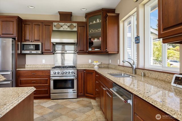 2390 SW Freund Street, Oak Harbor, WA 98277