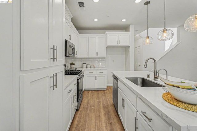 38 Fern Ln, Pittsburg, CA 94565