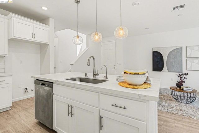 38 Fern Ln, Pittsburg, CA 94565