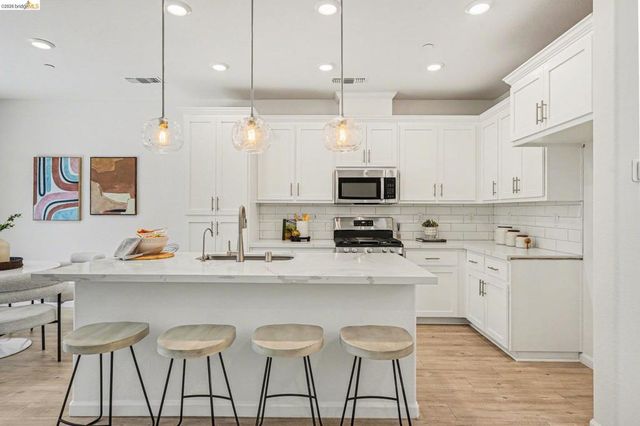 38 Fern Ln, Pittsburg, CA 94565