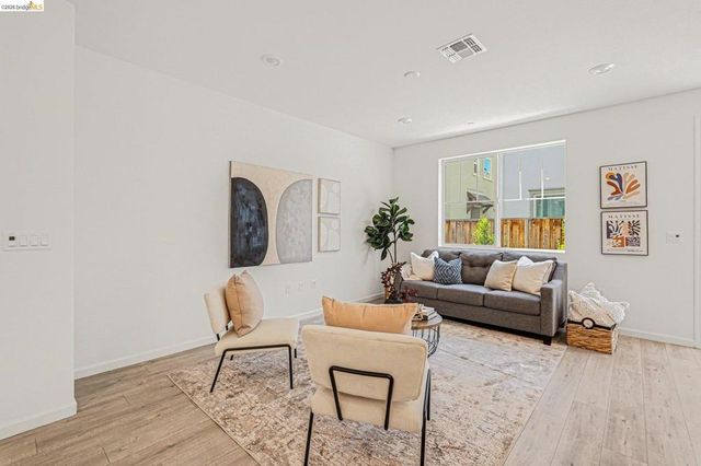 38 Fern Ln, Pittsburg, CA 94565