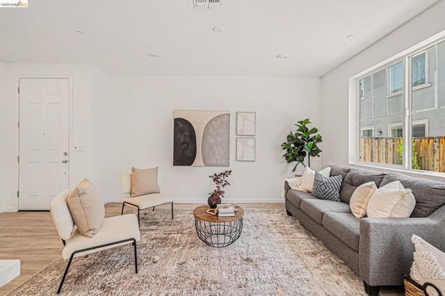 38 Fern Ln, Pittsburg, CA 94565