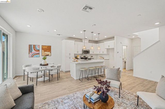 38 Fern Ln, Pittsburg, CA 94565