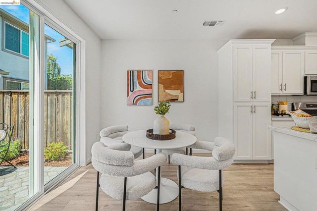 38 Fern Ln, Pittsburg, CA 94565