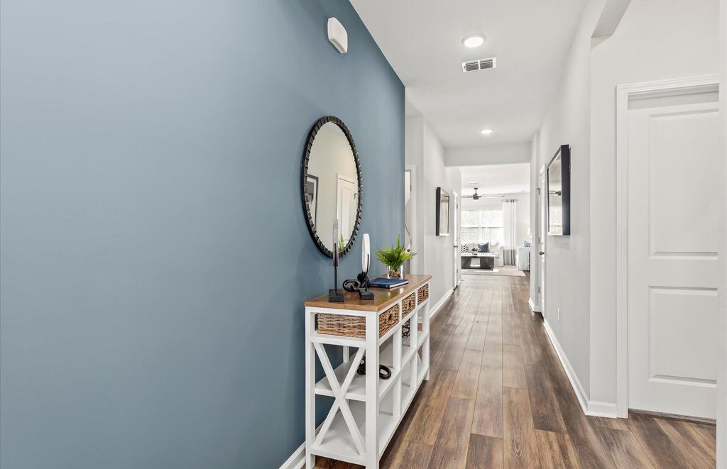 Image 2 of property listing at 828 Meadowbrook Lane, Summerville, SC 29486