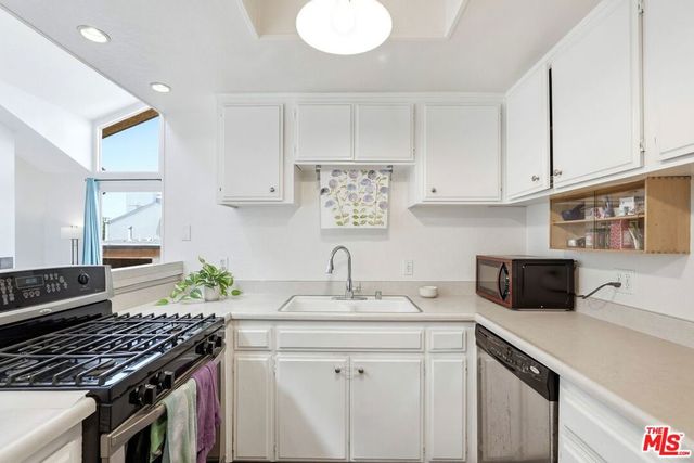 11918 Avon Way 6, Los Angeles, CA 90066