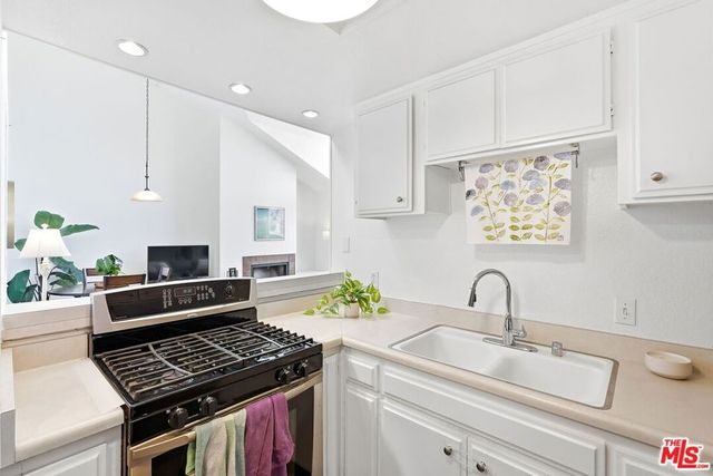 11918 Avon Way 6, Los Angeles, CA 90066
