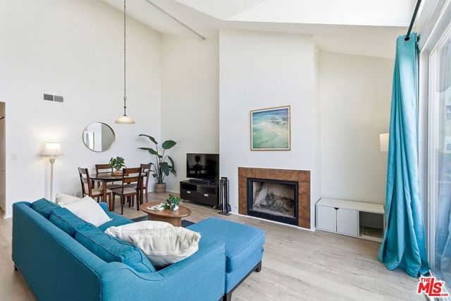 11918 Avon Way 6, Los Angeles, CA 90066