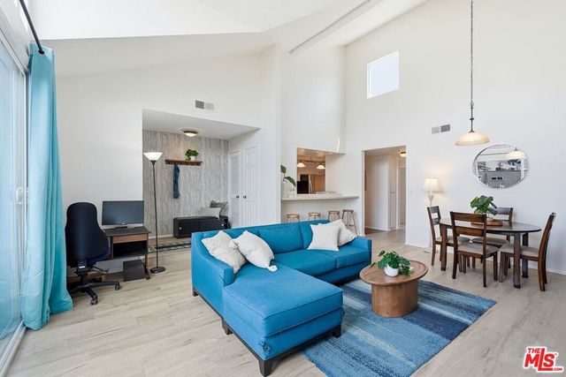 11918 Avon Way 6, Los Angeles, CA 90066