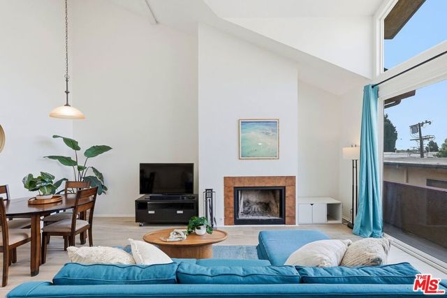 11918 Avon Way 6, Los Angeles, CA 90066
