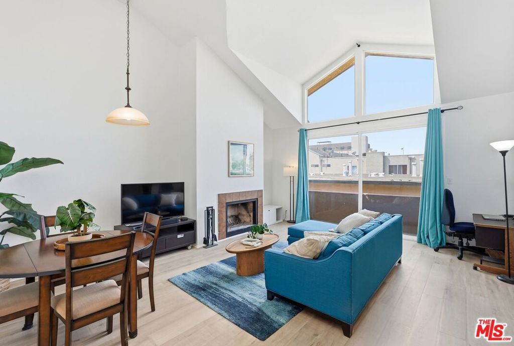 11918 Avon Way 6, Los Angeles, CA 90066