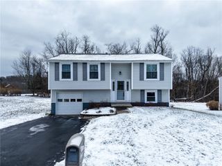 3092 Countryside Dr, Shaler, PA 15101