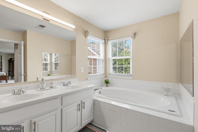 3738 FREEHILL LN, Fairfax, VA 22033