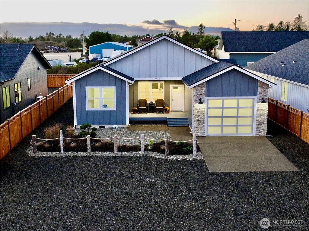 992 Alida Court SE, Ocean Shores, WA 98569