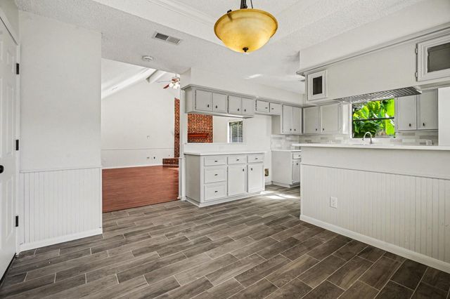 206 Forest Oaks Lane, Lake Jackson, TX 77566