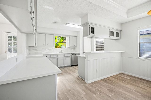 206 Forest Oaks Lane, Lake Jackson, TX 77566