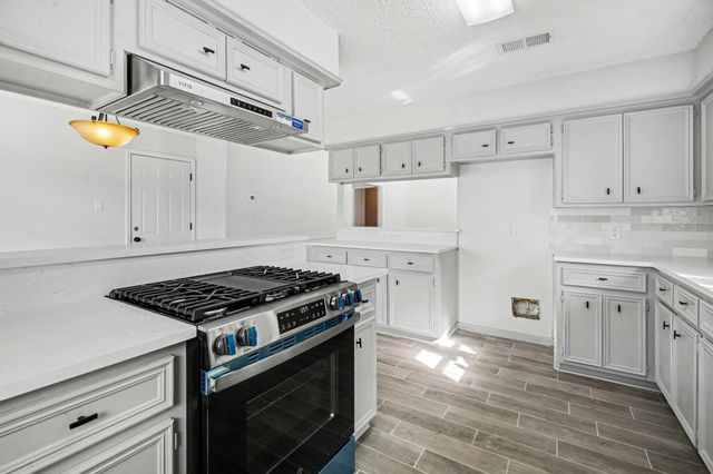 206 Forest Oaks Lane, Lake Jackson, TX 77566