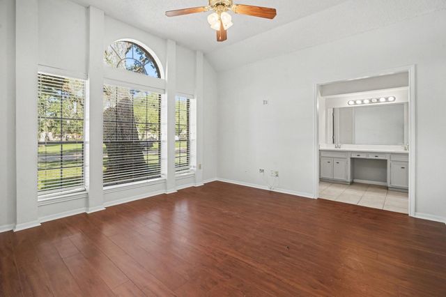 206 Forest Oaks Lane, Lake Jackson, TX 77566