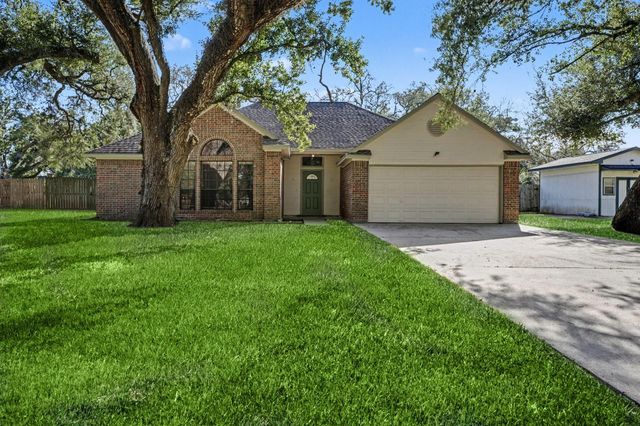 206 Forest Oaks Lane, Lake Jackson, TX 77566