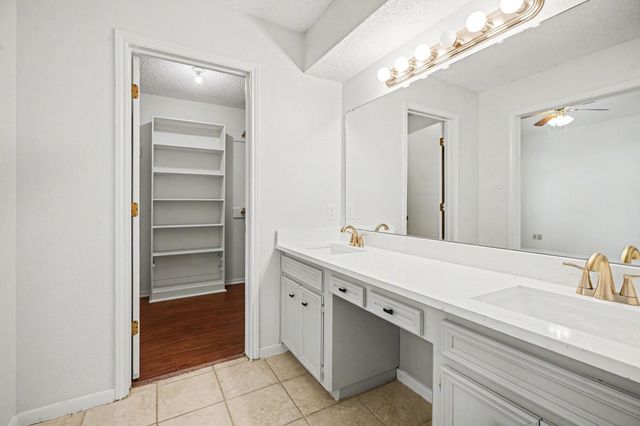 206 Forest Oaks Lane, Lake Jackson, TX 77566