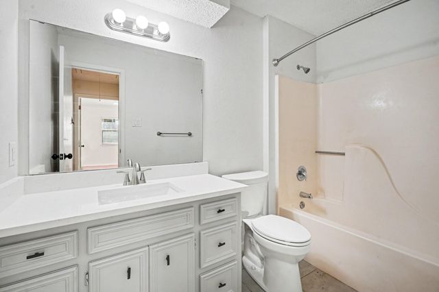 206 Forest Oaks Lane, Lake Jackson, TX 77566