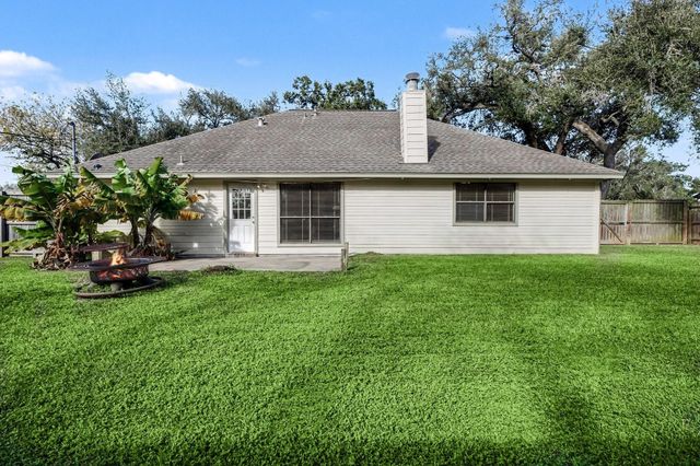 206 Forest Oaks Lane, Lake Jackson, TX 77566