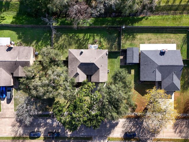 206 Forest Oaks Lane, Lake Jackson, TX 77566