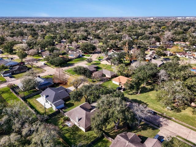 206 Forest Oaks Lane, Lake Jackson, TX 77566
