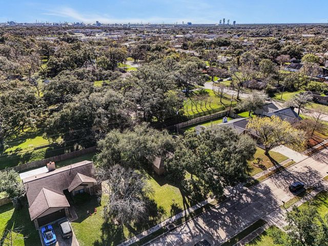 206 Forest Oaks Lane, Lake Jackson, TX 77566