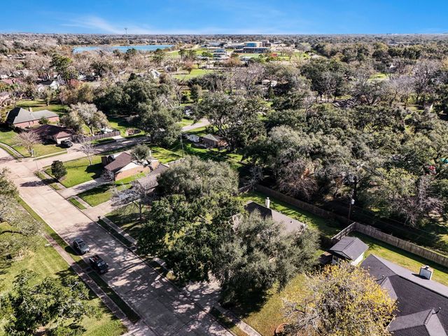 206 Forest Oaks Lane, Lake Jackson, TX 77566