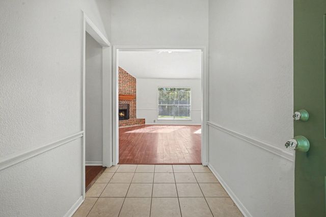 206 Forest Oaks Lane, Lake Jackson, TX 77566