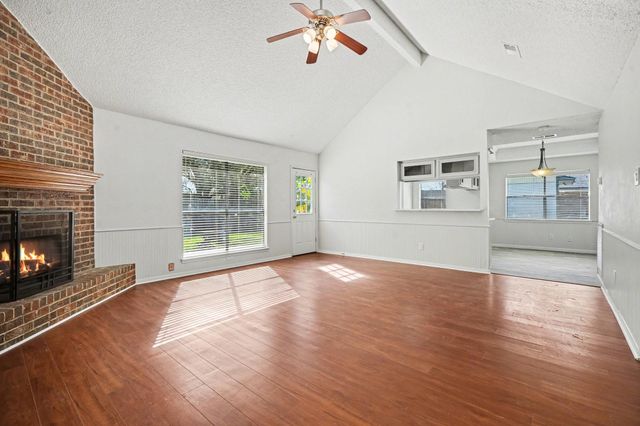 206 Forest Oaks Lane, Lake Jackson, TX 77566