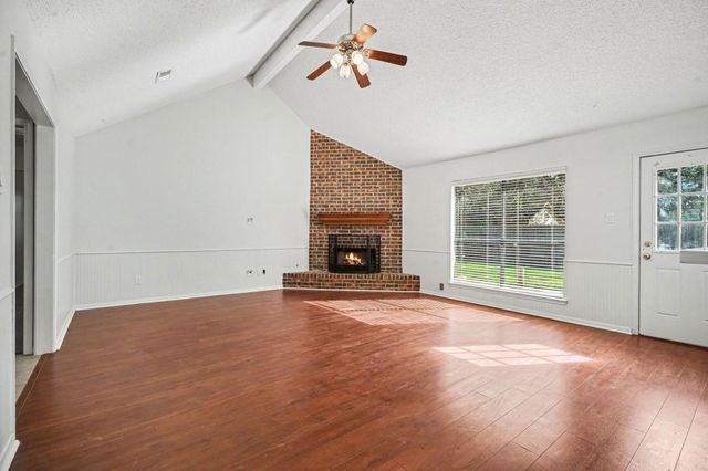 206 Forest Oaks Lane, Lake Jackson, TX 77566