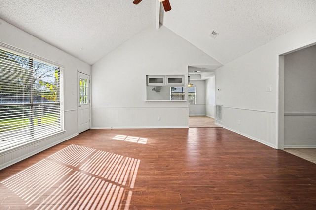 206 Forest Oaks Lane, Lake Jackson, TX 77566