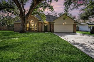 206 Forest Oaks Lane, Lake Jackson, TX 77566