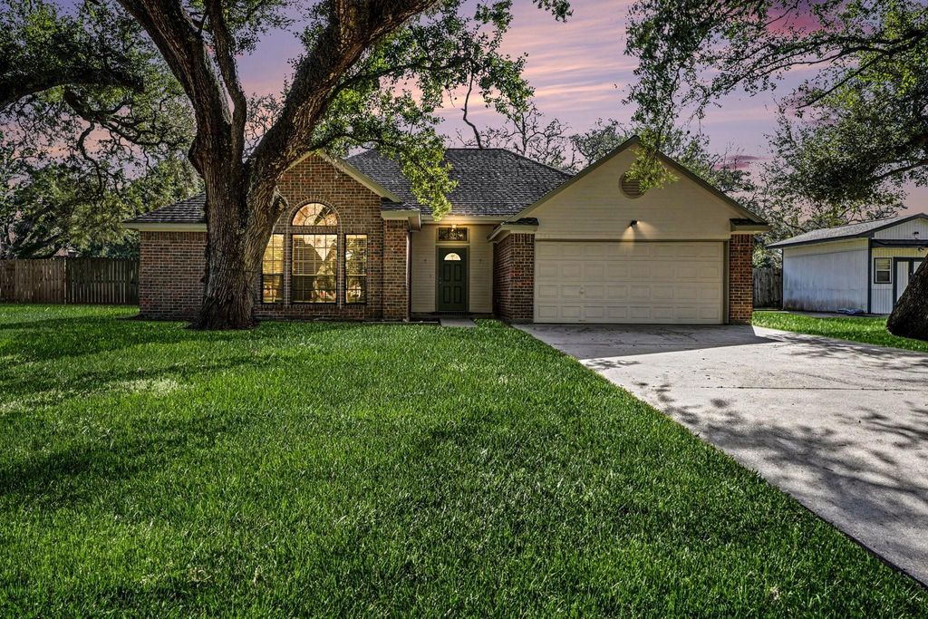 206 Forest Oaks Lane, Lake Jackson, TX 77566