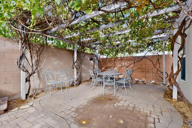 636 Rio Azul Lane NW, Albuquerque, NM 87104