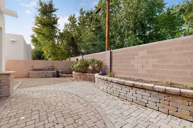 636 Rio Azul Lane NW, Albuquerque, NM 87104