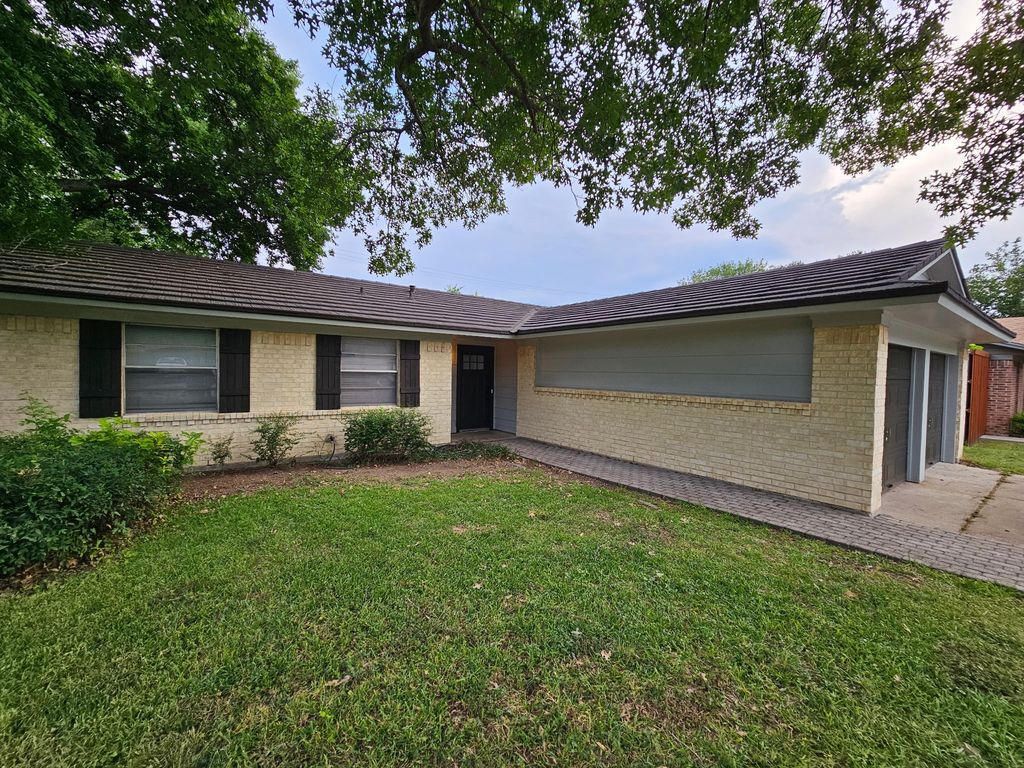 220 Bluebird Circle, Denton, TX 76209 — exterior