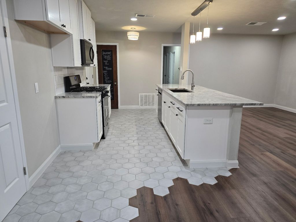 220 Bluebird Circle, Denton, TX 76209 — photo 5