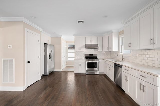 6 Gail Grace Court, Copiague, NY 11726