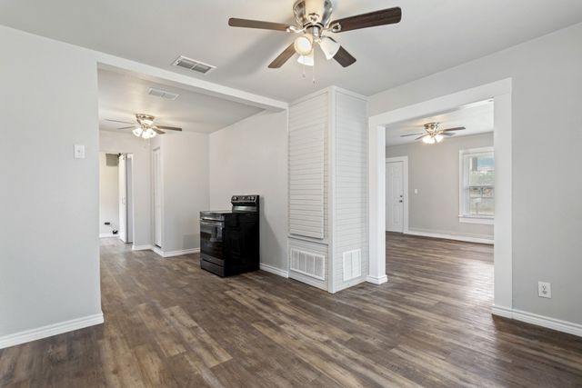 407 W Carnegie Street, Winnsboro, TX 75494