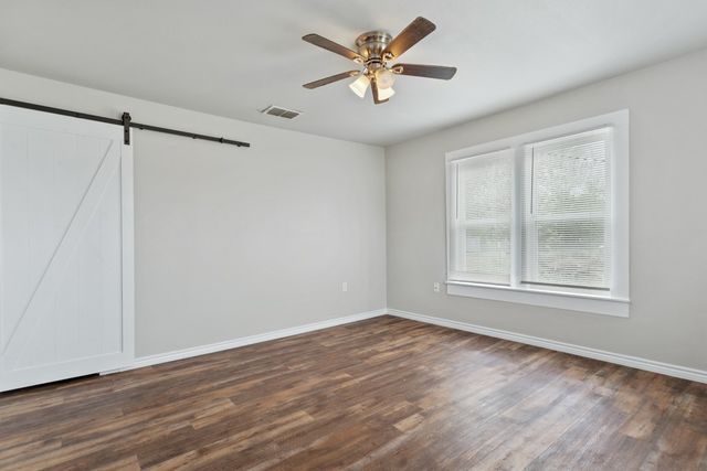 407 W Carnegie Street, Winnsboro, TX 75494