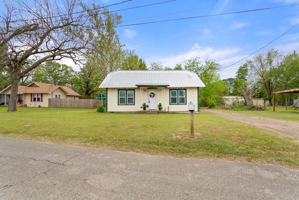 407 W Carnegie Street, Winnsboro, TX 75494