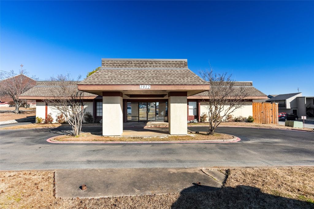 1912 Joe Ramsey Boulevard E, Greenville, TX 75401