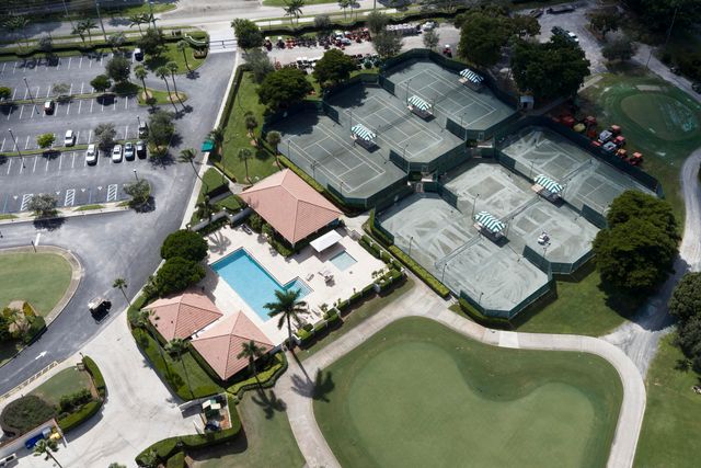 2557 Seminole Circle, West Palm Beach, FL 33409
