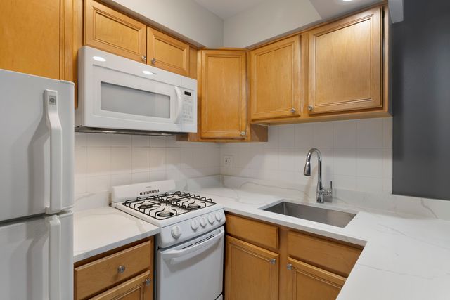 6758 N Sheridan Avenue 241, Chicago, IL 60626