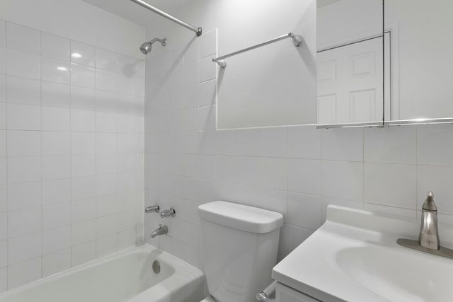 6758 N Sheridan Avenue 241, Chicago, IL 60626