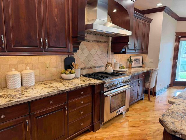 5280 N Lakemomt Ln, Garden City, ID 83714