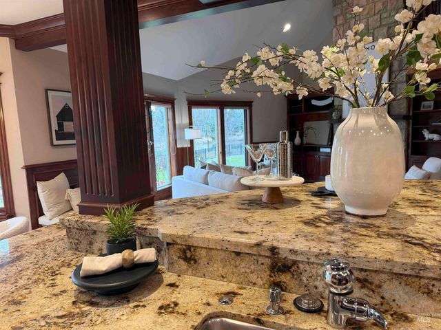 5280 N Lakemomt Ln, Garden City, ID 83714